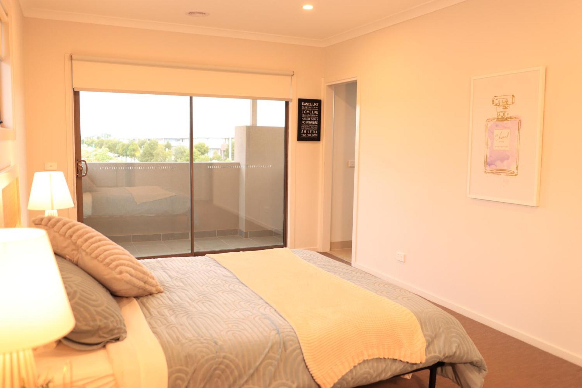 Melbourne Holiday House For 15 Peoples In Sanctuary Lake Point Cook Exterior foto